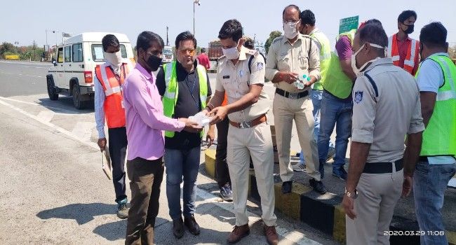 एन.एच. पर पुलिस और टोल प्लाज़ा टीम का जॉइंट ऑपरेशन, लोगो की जारी हैं पूरी मदद:-सुरखी