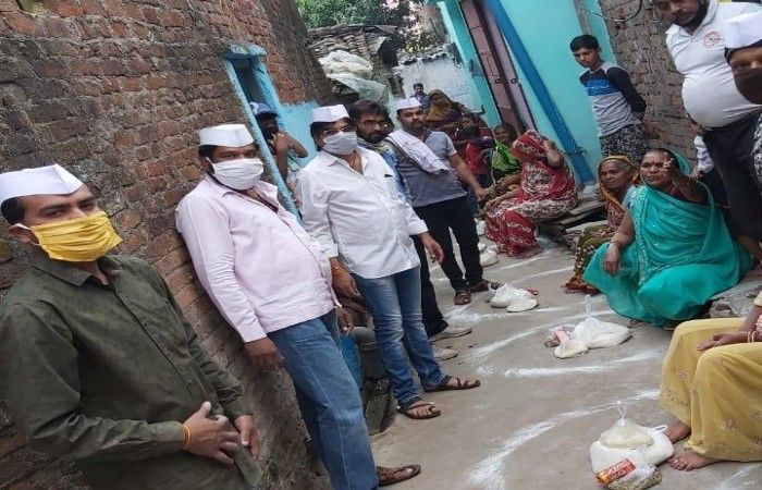 लॉक डाउन में सेवादल कर रहा हैं लगातार निराश्रितों की खाद्यान्न देकर सेवा-कटारे