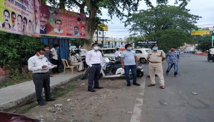रोको-टोको अभियान के तहत बाजार में मास्क न लगाने वाले लोगों को अधिकारियों ने इस तरह टोका