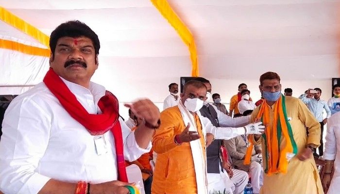 काँग्रेस खेमा हो रहा कमजोर संजय सिंह ने भी थामा प्रत्याशी गोविंद राजपूत के समक्ष भाजपा का दामन