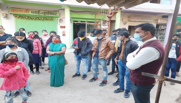 स्वच्छ सर्वेक्षण के तहत वार्ड में पहुँची टीम बताया इस तरह बनाये घर के कचरे से उपयोगी मटका खाद
