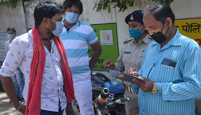 कलेक्टर के निर्देशानुसार दुकानों को कोरोना गाईड लाईन का पालन करने की हिदायत दी गई