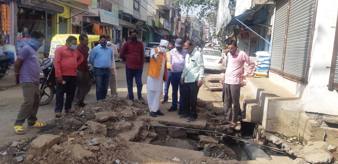 Sagar MLA Shailendra Jain inspected the houses built in Mainpani (2)