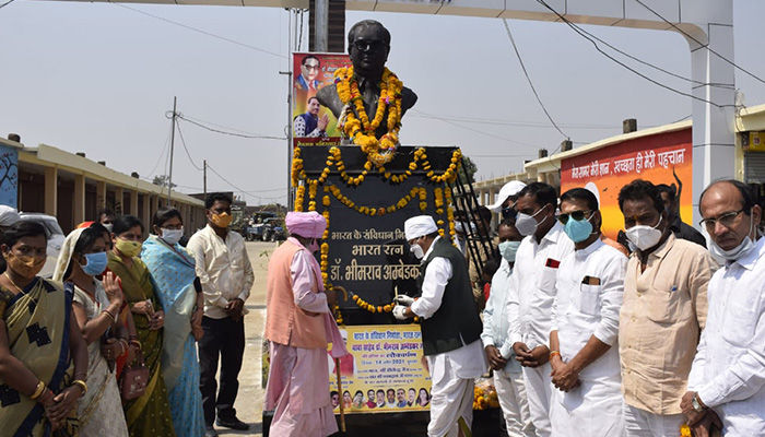 सागर विधायक शैलेन्द्र जैन ने आचार्य विद्यासागर बस स्टेण्ड परिसर में बाबा साहेब डा. भीमराव अम्बेडकर जी की प्रतिमा का अनावरण किया