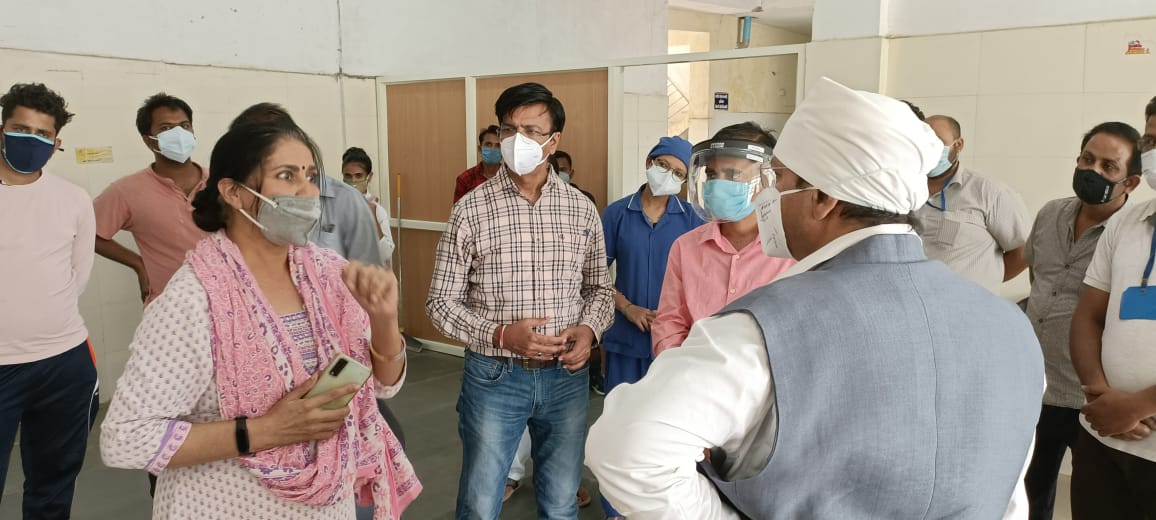 सागर विधायक शैलेंद्र जैन ने  शुक्रवार को  जिला चिकित्सालय स्थित फीवर क्लीनिक  और कोविड-19 आई सी यू का किया निरीक्षण