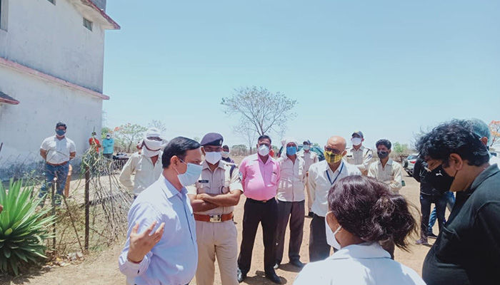 Collector Singh along with Superintendent of Police conducted surprise inspection of Kovid Care Center, Vaccination Center, Drug Delivery Center in Jaisinagar