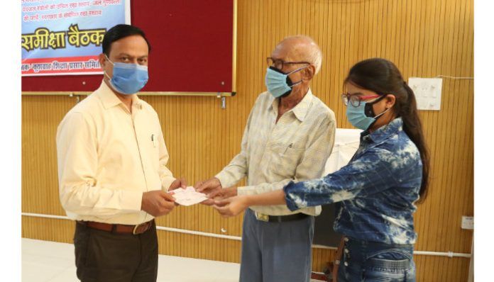 Retired PNB manager Mahendra Jain gave one lakh rupees to Red Cross for Kovid assistance