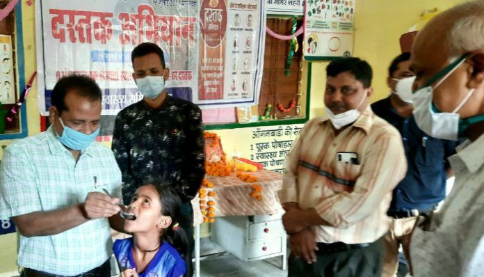Anushka, Kanak and Vaishnavi started the Dastak campaign by giving them a solution of Vitamin 'A'.