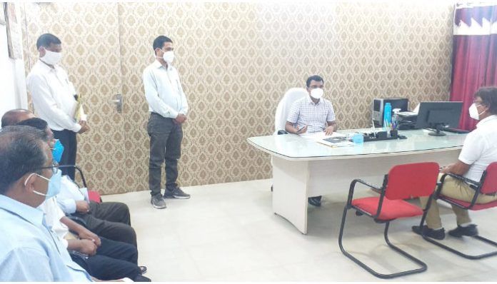 During the review of the works of the building land branch, the corporation commissioner gave instructions