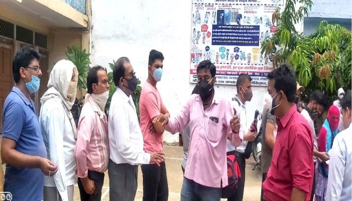 आर्य समाज स्कूल मे सेवादल अध्यक्ष ने संभाला मोर्चा टीकाकरण पर मोर्चा