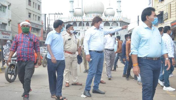 With a view to make the traffic smooth and easy, action against those who sell goods on the pavement
