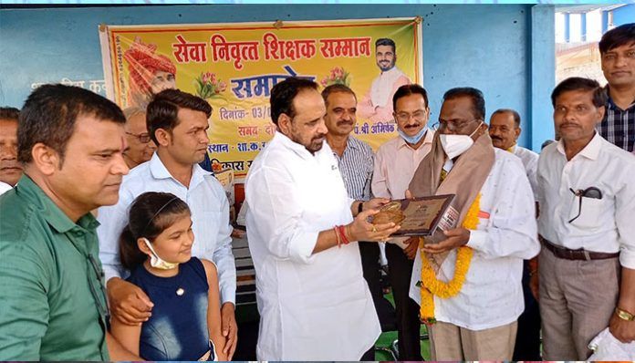 Teacher-spreads-the-light-of-knowledge-in-life---Minister-Bhargava