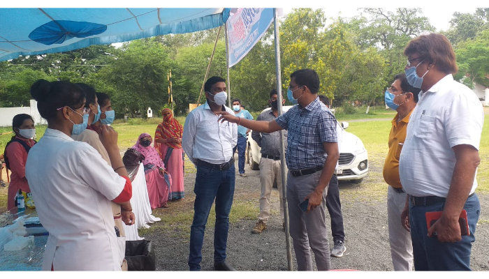 निगम आयुक्त ने विभिन्न टीकाकरण केन्द्रों पर पहुचकर नागरिकों का उत्साह वर्धन किया