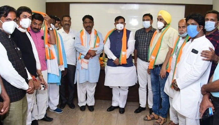 खुरई के वरिष्ठ नेता लक्ष्मण चंदेल ने कांग्रेस छोड़ी, भाजपा में हुए शामिल
