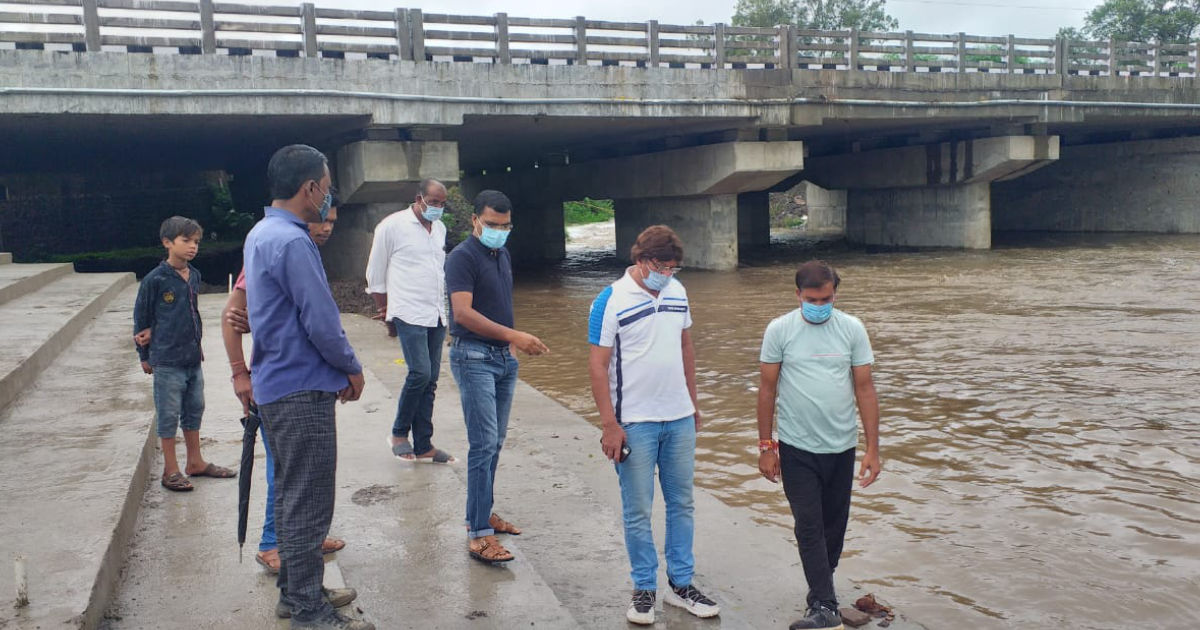 निगमायुक्त ने लेहदरा नाका विसर्जन स्थल घाट सौन्दर्यीकरण एवं शहर की सफाई व्यवस्था का निरीक्षण कर आवश्यक निर्देश दिये