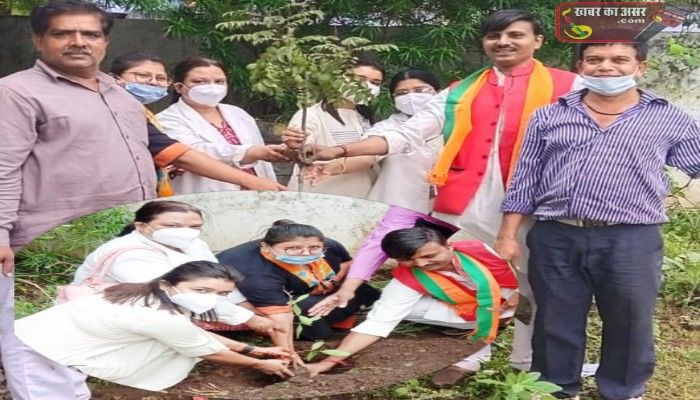 पीएम मोदी के जन्मदिन पर पॉलीक्लीनिक डॉक्टर्स स्टाफ और भारत रक्षा मंच ने किया वृक्षारोपण