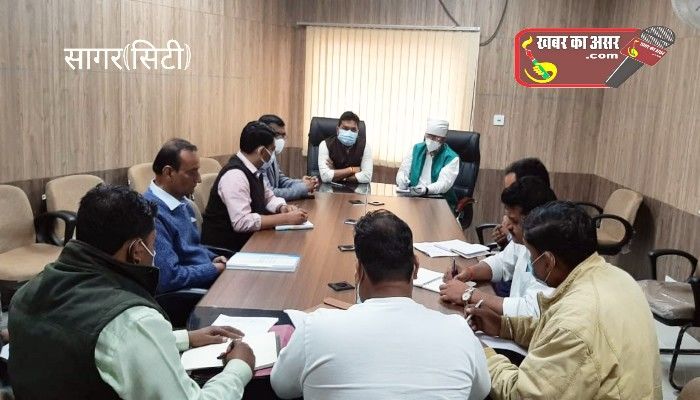 अधिकारियों के साथ स्मार्ट सड़कों की समीक्षा विधायक जैन बोले हर हाल में हो समय पर काम होगी कार्यवाही