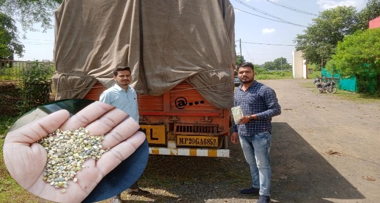 करेली नरसिंहपुर से लाई जा रही 90 क्विंटल सड़ी मूंग जप्त, थाने में खड़ा किया गया ट्रक