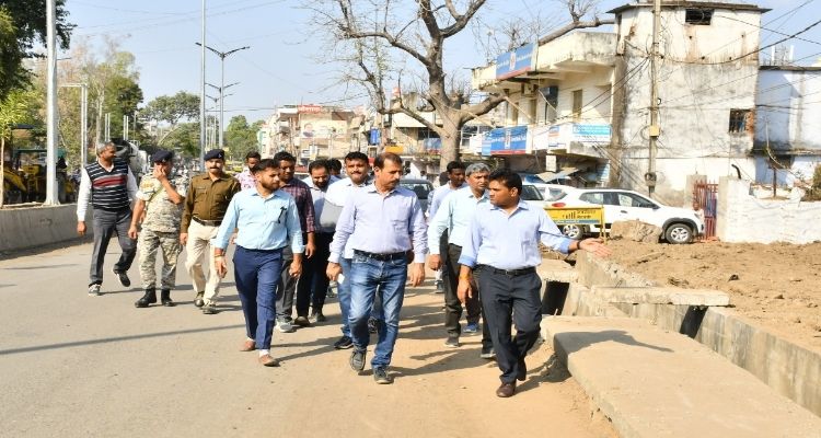 सड़क किनारे स्लोप का ध्यान रखते हुए व्यवस्थित लैंडस्कैपिंग कराएं : कलेक्टर