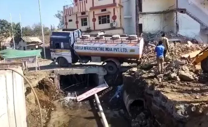 सागर: निर्माणधीन पुलिया पर फंसा ट्रक, आपातकालीन सकड़ पर घण्टों लगा रहा जाम