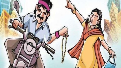 पति के साथ जा रही महिला की सोने की चैन और मंगलसूत्र ,ले उड़े बदमाश