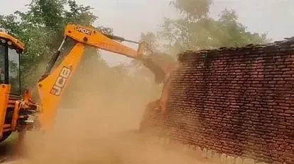 11 साल की बच्ची की हत्या कर फरार हुए आरोपी के मकान पर चलाया बुलडोजर