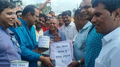MP के इस जिले में कांग्रेसी पार्षदों ने हाथो में डिब्बे लेकर मांगी भीख