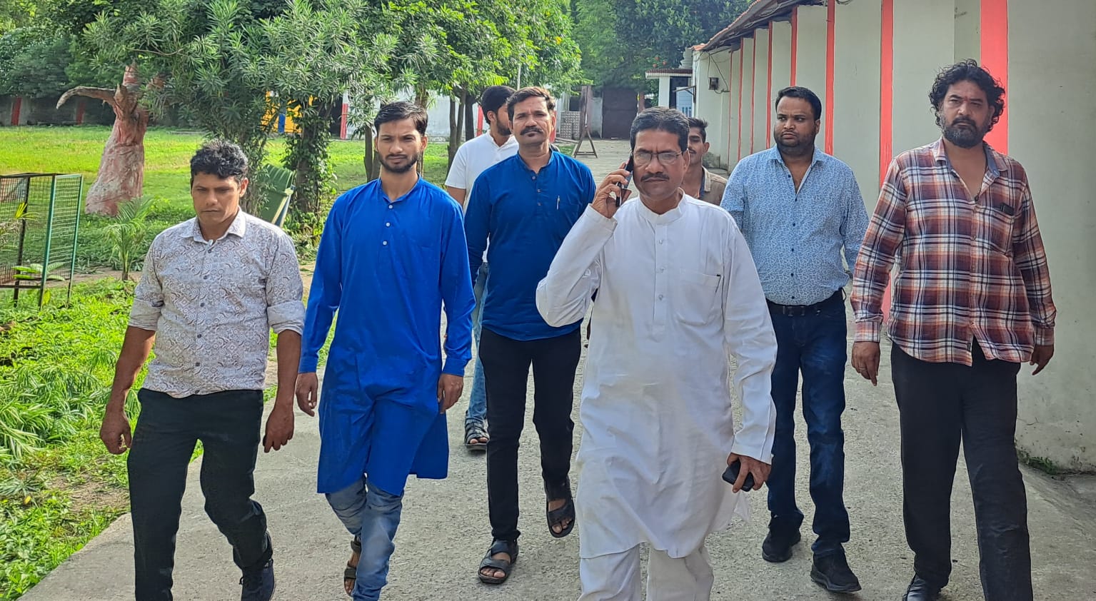 पूर्व मंत्री सुरेन्द्र चौधरी पहुँचे विभिन्न मतदान केन्दों पर, अनेकों केन्दों पर नही मिलें बी.एल.ओ