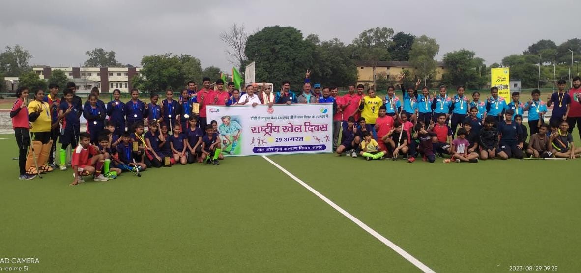 हॉकी के जादूगर मेजर ध्यानचंद्र का जन्म दिवस खेल महोत्सव के रूप में खेल परिसर में मनाया