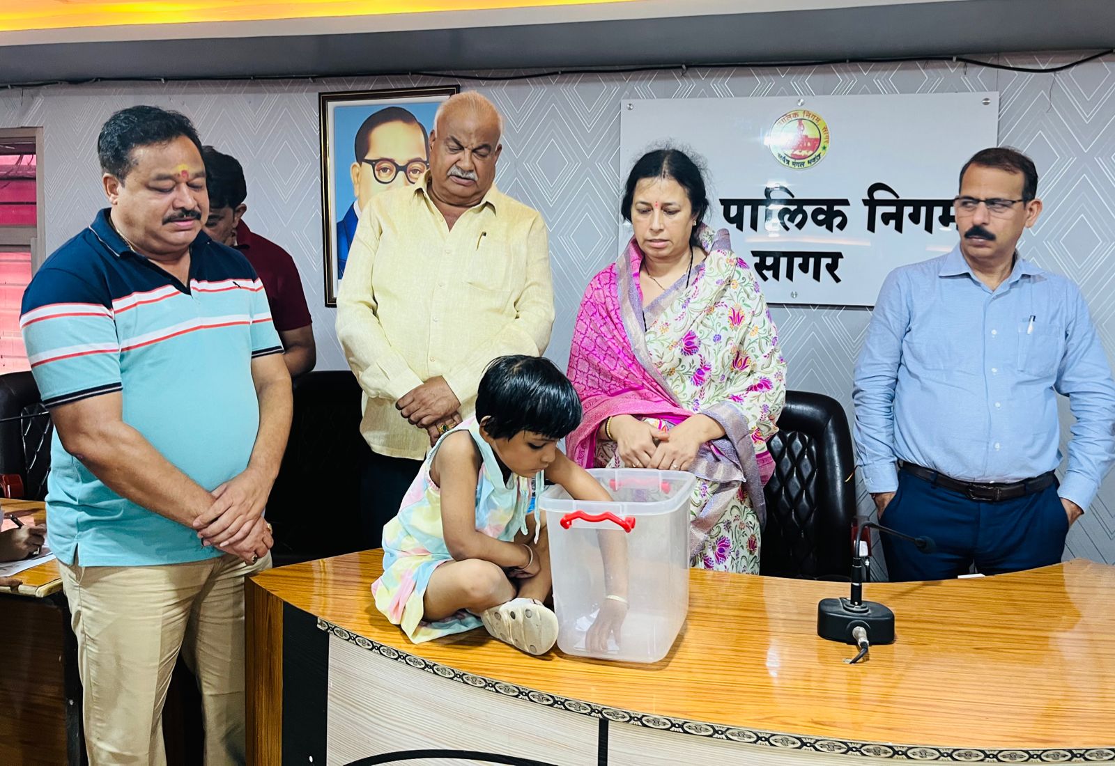 निगम आयुक्त,महापौर और पार्षदों की उपस्थिति में हितग्राहियों को लाटरी पद्धति से किया गया आवासों का आवंटन