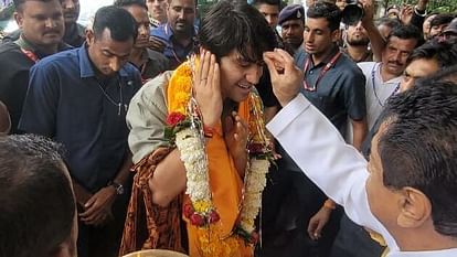 हिंदू राष्ट्र का नारा बुलंद करने वाले बागेश्वर धाम के धीरेंद्र शास्त्री का छिंदवाड़ा में भव्य स्वागत 