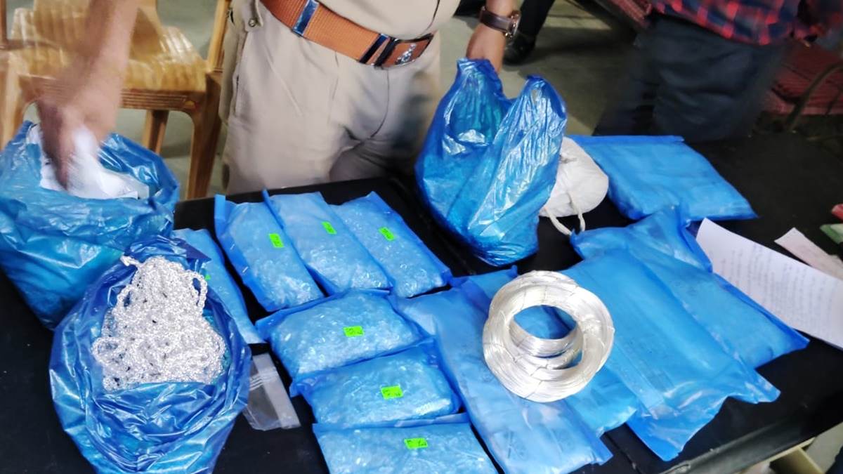 पुलिस ने 2 भाईयो से 36 किलो से अधिक चांदी जप्त की,जिसकी कीमत लगभग 26 लाख है।