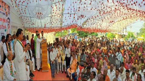 नरयावली विस. में कांग्रेस के स्टार प्रचारक गुड्डू राजा की सभा में उमड़ा जन समूह