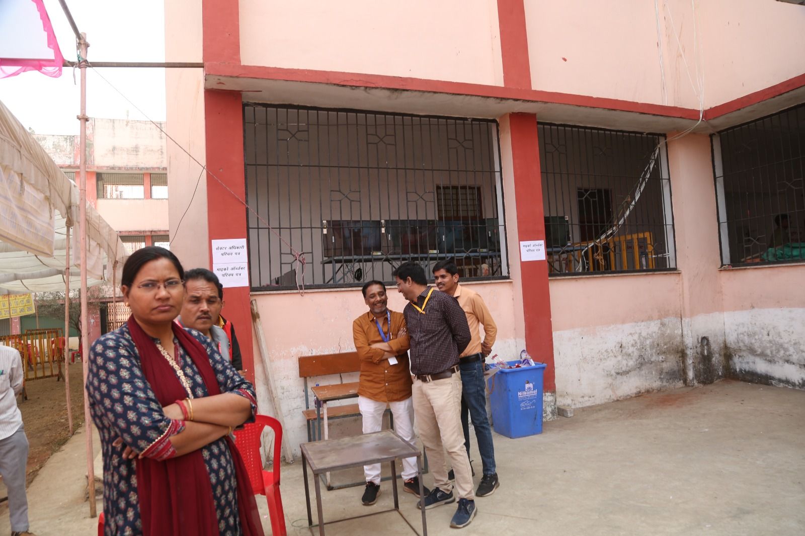 मतदान दलों का पहुंचना हुआ शुरू देर रात्रि तक मतदान सामग्री सुरक्षा के साथ स्ट्रांग रूम में हुई जमा,सीसीटीवी कैमरे एवं सुरक्षा बल की रहेगी निगरानी
