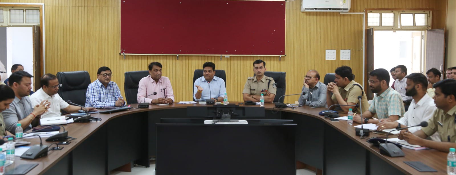 निष्पक्ष व शांतिपूर्ण निर्वाचन कराने के लिए सभी नियमों का कड़ाई से पालन कराएं