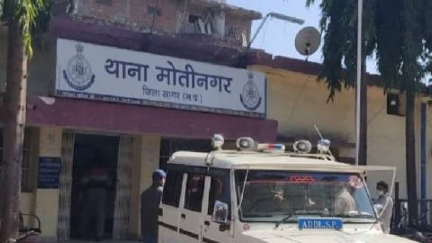 थाना मोतीनगर पुलिस के द्वारा दो मोबाईल फोन व नगदी 5250 रूपये के साथ आई.पी.एल. क्रिकेट मैच का सट्टा लगाते हुये आरोपी के विरूद्ध की गई कार्यवाही