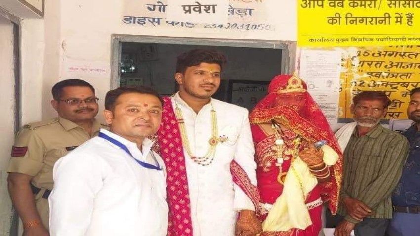 MP News: विदा के पहले दुल्हन ने वोट डाला, दूल्हे के साथ बूथ पर पहुँची