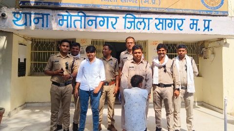 सेंध लगाकर रात्रि में चोरी करने वाले अज्ञात चोर का खुलासा किया जाकर किया गिरफ्तार
