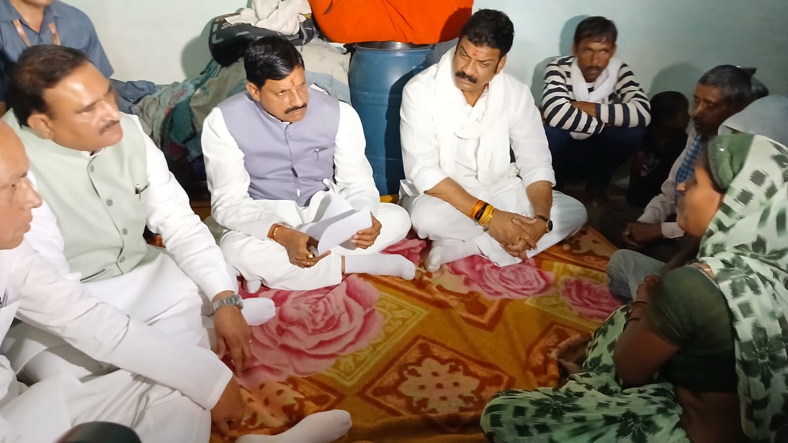 बरोदिया नोनागिर पहुँचे सीएम, पीड़ित परिवार को आर्थिक सहायता, पुलिस चौकी की घोषणा