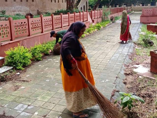 स्वच्छता का संदेश देने पर्यटक स्थल, स्मारकों और पार्कों को स्वच्छ रखने एक दिवसीय अभियान