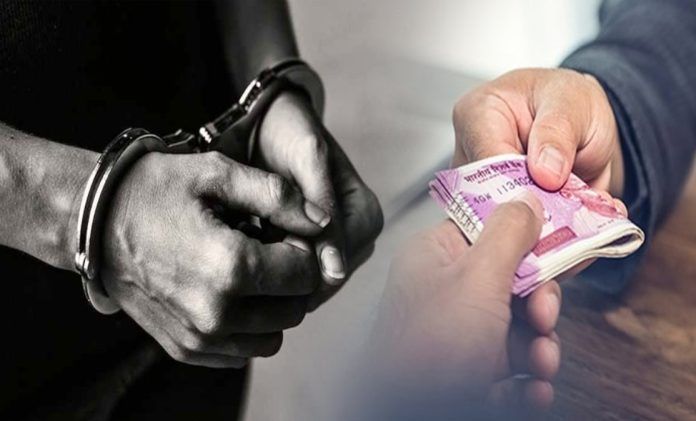 Punjab-VB-arrests-Patwari-red-handed-for-taking-bribe-2-1