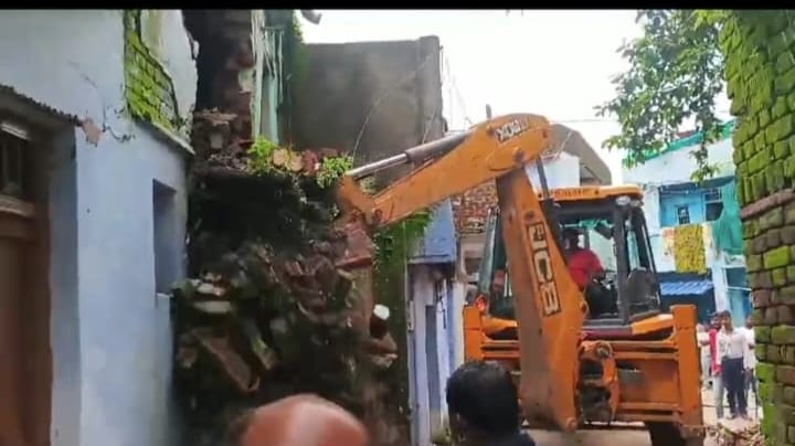 सागर नगर निगम द्वारा विभिन्न वार्डो में खतरनाक एवं जर्जर हो चुके मकानों एवं दीवारों को गिराने की कार्यवाही की गई