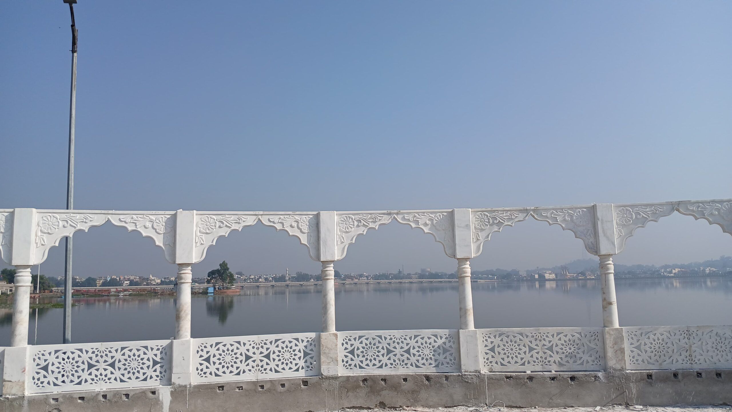 झील किनारे सफ़ेद संगमरमर से निर्मित आकर्षक कलाकृतियां