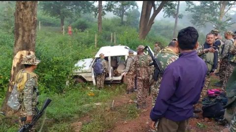 सीआरपीएफ की बोलेरो पेड़ से टकराई, एक जवान की मौत, 4 घायल