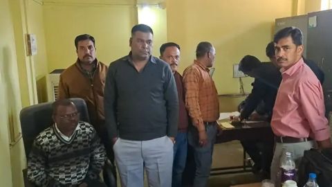सागर में लोकयुक्त की कार्यवाही : सरपंच से 11 हजार की रिश्वत लेते सचिव गिरफ्तार