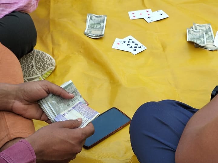 पुलिस ने दो जुआ फड़ो पर दी दविश, एक पर से आधे जुआड़ी भागे