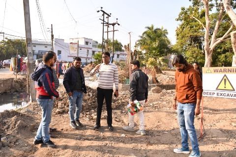 निगमायुक्त राजकुमार खत्री ने धर्मश्री बाईपास चौराहा उन्नयनकार्य, संगीत विद्यालय चौराहा एवं रोड निर्माण कार्यों का किया निरीक्षण