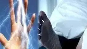 मोबाइल चार्ज करते समय महिला को लगा करंट, दर्दनाक मौत