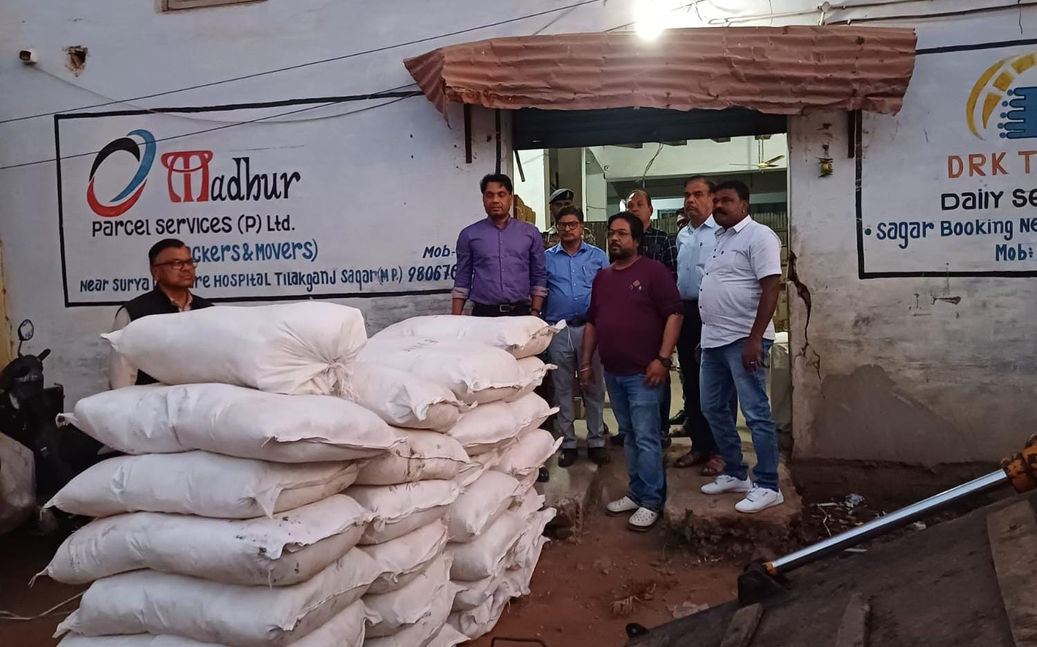 निगमायुक्त ने अमानक पॉलिथीन की गोदाम पर छापा मारा, डेढ़ लाख रु चलाना बनाया