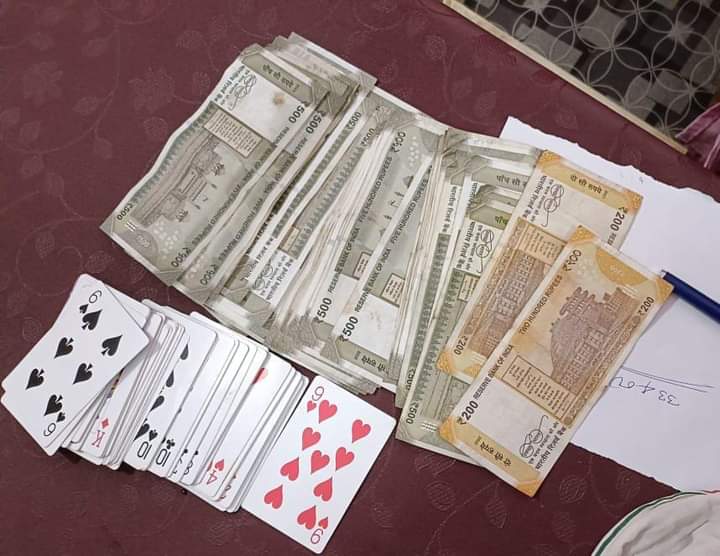 सागर में पुलिस की जुआ फड़ पर रेड कार्यवाई, जुआड़ी गिरफ्तार, पैसे ताश के पत्ते जप्त